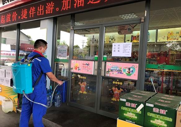 湖南石油第一時間安排向張家界運送防疫及民生物資，物資通過多種渠道順利送抵。自7月下旬以來，張家界石油一邊落實地方防疫政策，一邊抓好民生保供，全市近50座加油站全部營業(yè)，40余座易捷便利店商品供應不打烊，全線抗疫保民生，全力以赴助力打贏疫情防控阻擊戰(zhàn)。